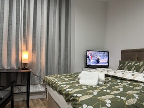 Family Apartment | Desk, free WiFi