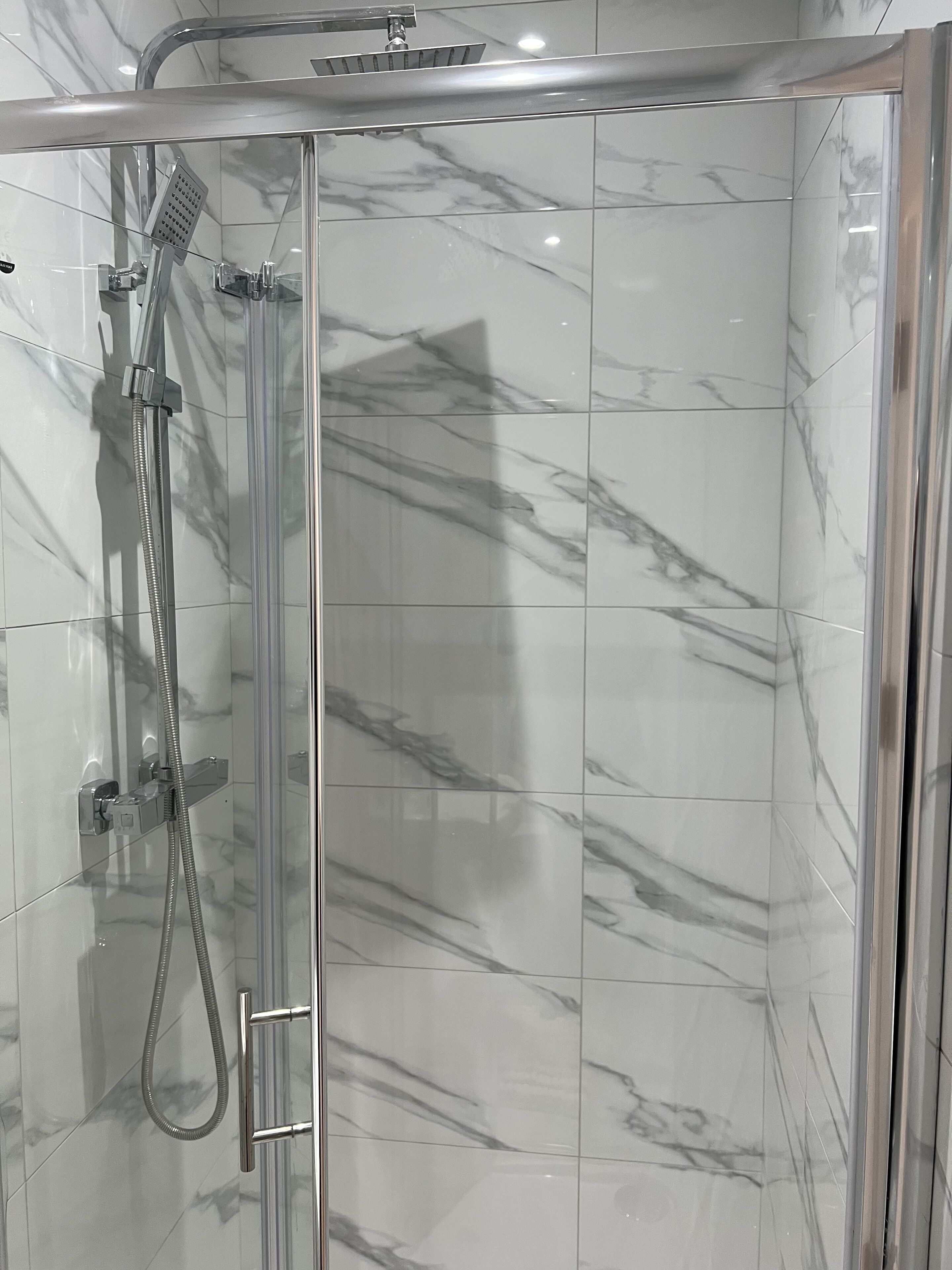 City-Studiosuite | Badezimmer | Dusche, Hydromassagedusche, Haartrockner, Handtücher