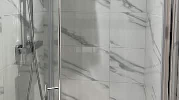 City-Studiosuite | Badezimmer | Dusche, Hydromassagedusche, Haartrockner, Handtücher