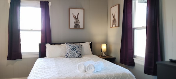2 habitaciones, escritorio, tabla de planchar con plancha y wifi gratis 