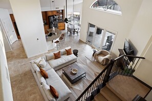 テレビ、テーブルサッカー台、卓球台