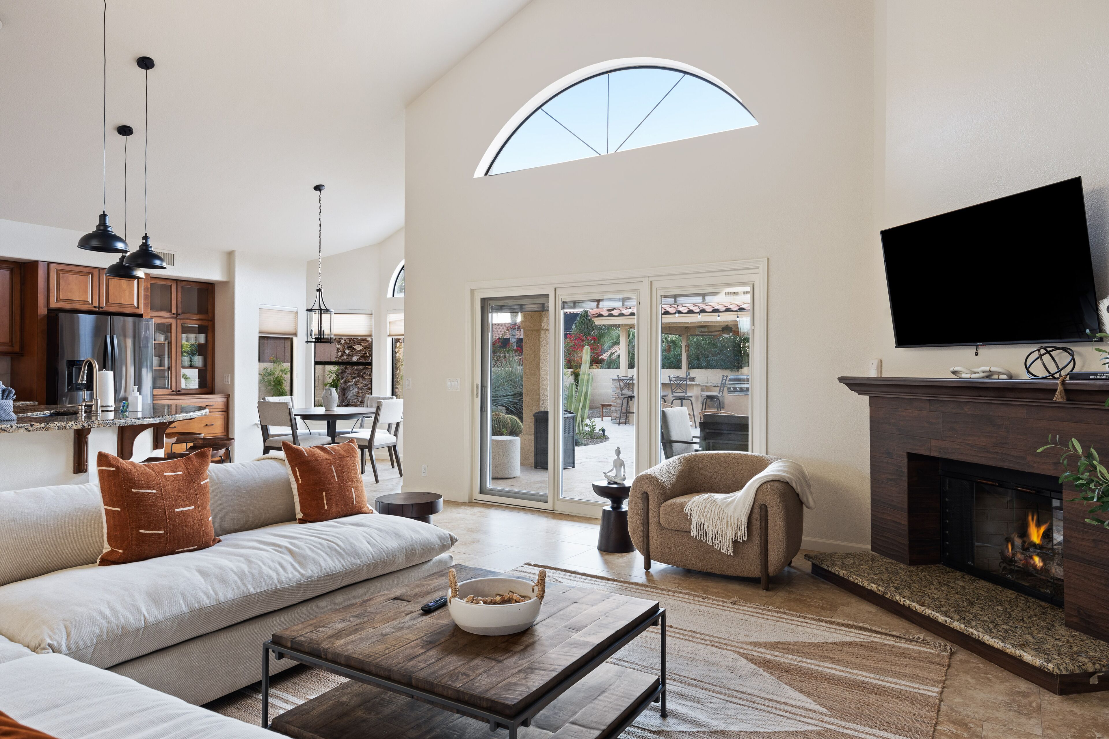 TV, tavolo da calcetto, tavolo da ping pong