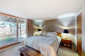 4 عدّة غرف نوم وخدمة الإنترنت وملاءات أسرّة