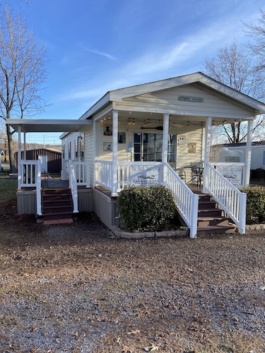 Great location just across the street from Reelfoot Lake close to boat ramps