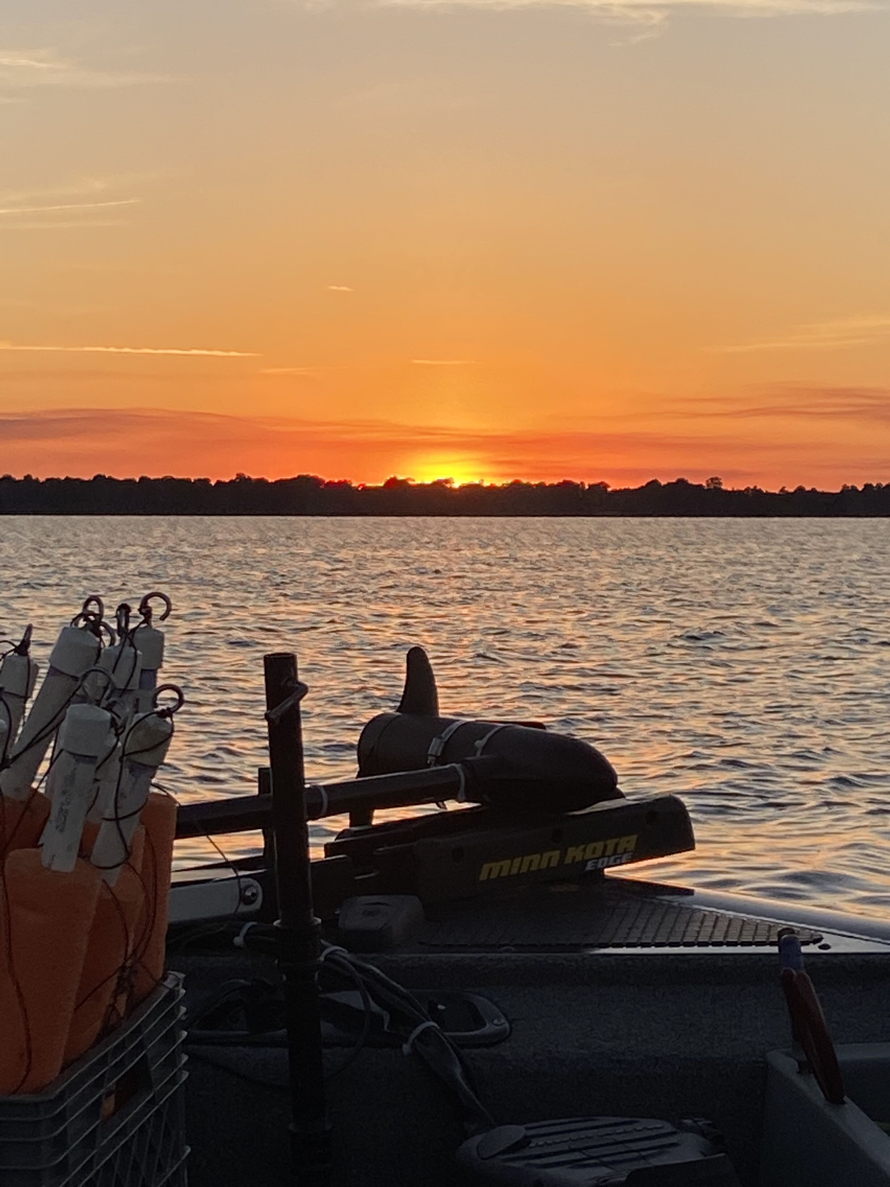 Tramonto visto da una barca con motore Minn Kota Edge, ormeggiata al pontile.