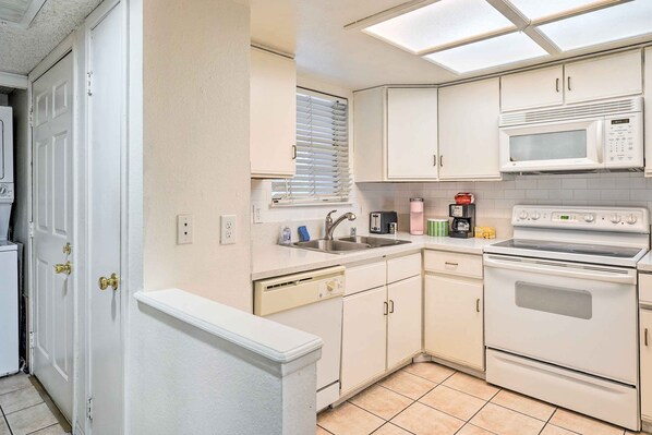 Fridge, microwave, stovetop, dishwasher