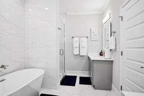 Shower - Comfy NOLA Escape (New Orleans)