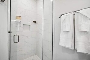 Shower - Comfy NOLA Escape (New Orleans)