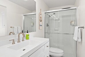 Dusche, Whirlpool, Haartrockner, Handtücher