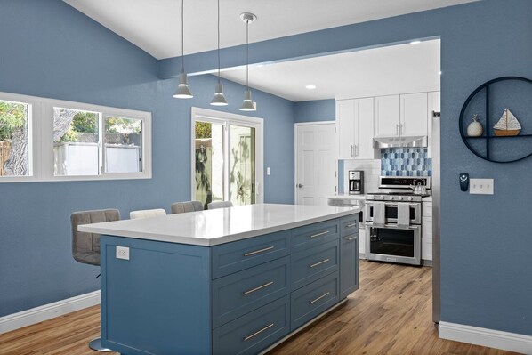 ثلاجة، ميكروويف، فرن، موقد طهي مسطح