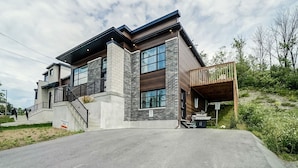 A modern two-story house with a balcony, a staircase, and a driveway. - Peaceful House 10 minutes to ottawa and Excellent location (Gatineau)