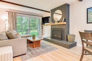 TV, books - Ski-Home Trail: Updated Killington Condo (Killington)
