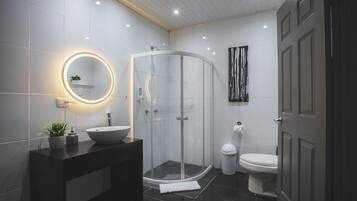 Douche, sèche-cheveux, serviettes fournies, savon