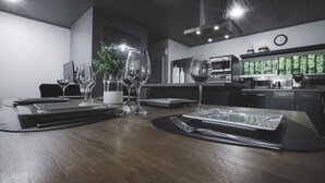 Une cuisine moderne avec un coin repas aménagé pour prendre un repas.