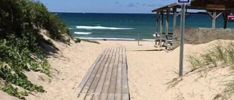 沙滩椅、沙滩毛巾