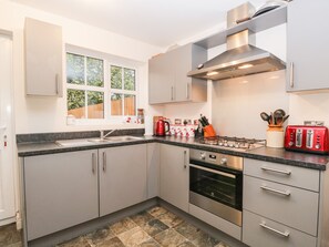 Kühlschrank, Wasserkocher, Toaster, Kochgeschirr/Geschirr/Besteck