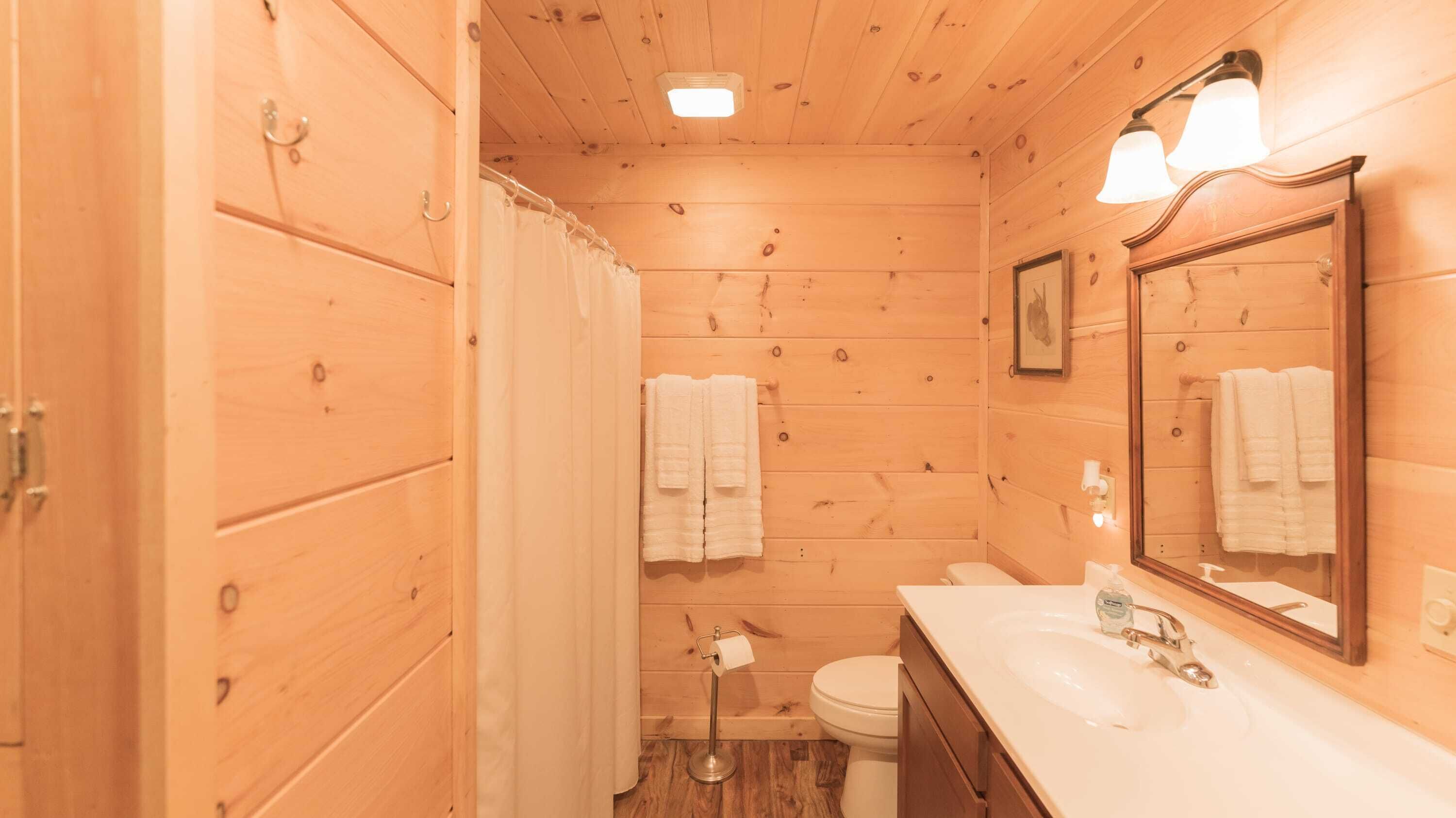 Tina, secadora de cabello, toallas 