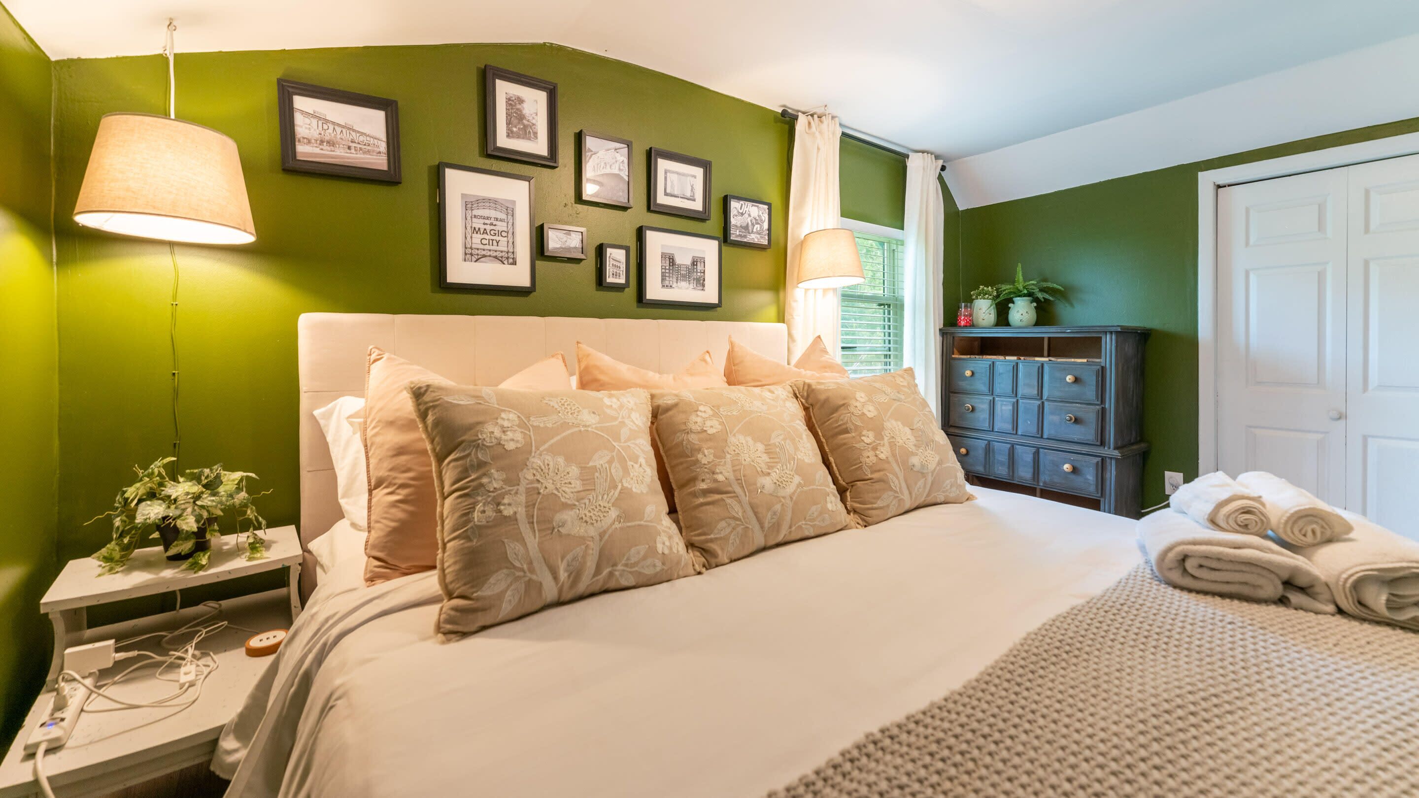 TV's in every BR & 1 mile to UAB! Dog friendly!