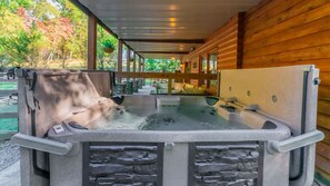 Banyera d'hidromassatge a l'aire lliure