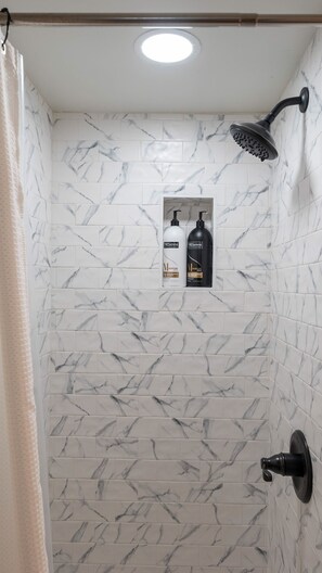Badewanne, Haartrockner, Handtücher