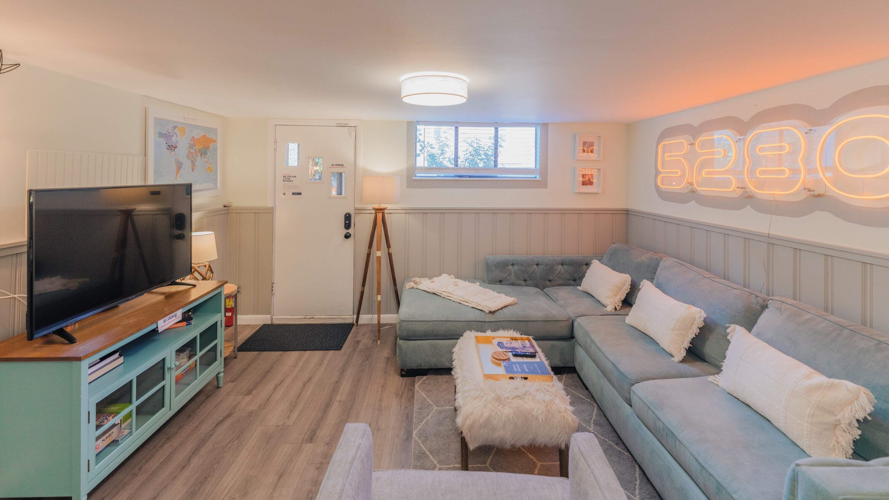 Televisión y oficina 