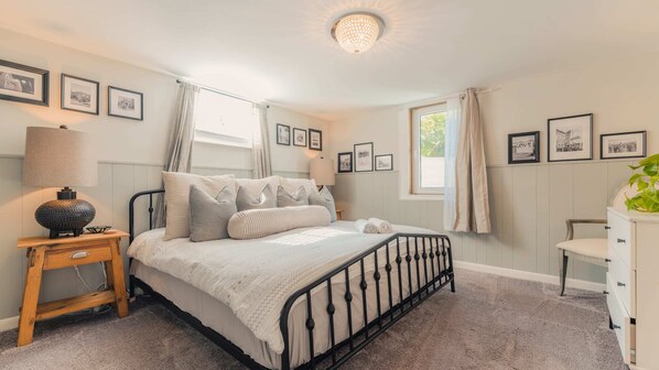 3 Schlafzimmer, Schreibtisch, Bügeleisen/Bügelbrett, Reisekinderbett