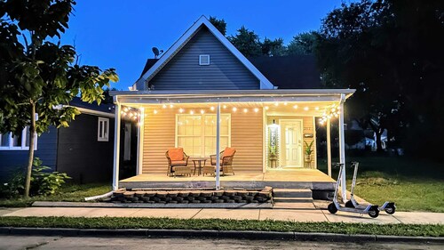 Hot Tub, fully fenced, and dog friendly!