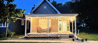 Hot Tub, fully fenced, and dog friendly!