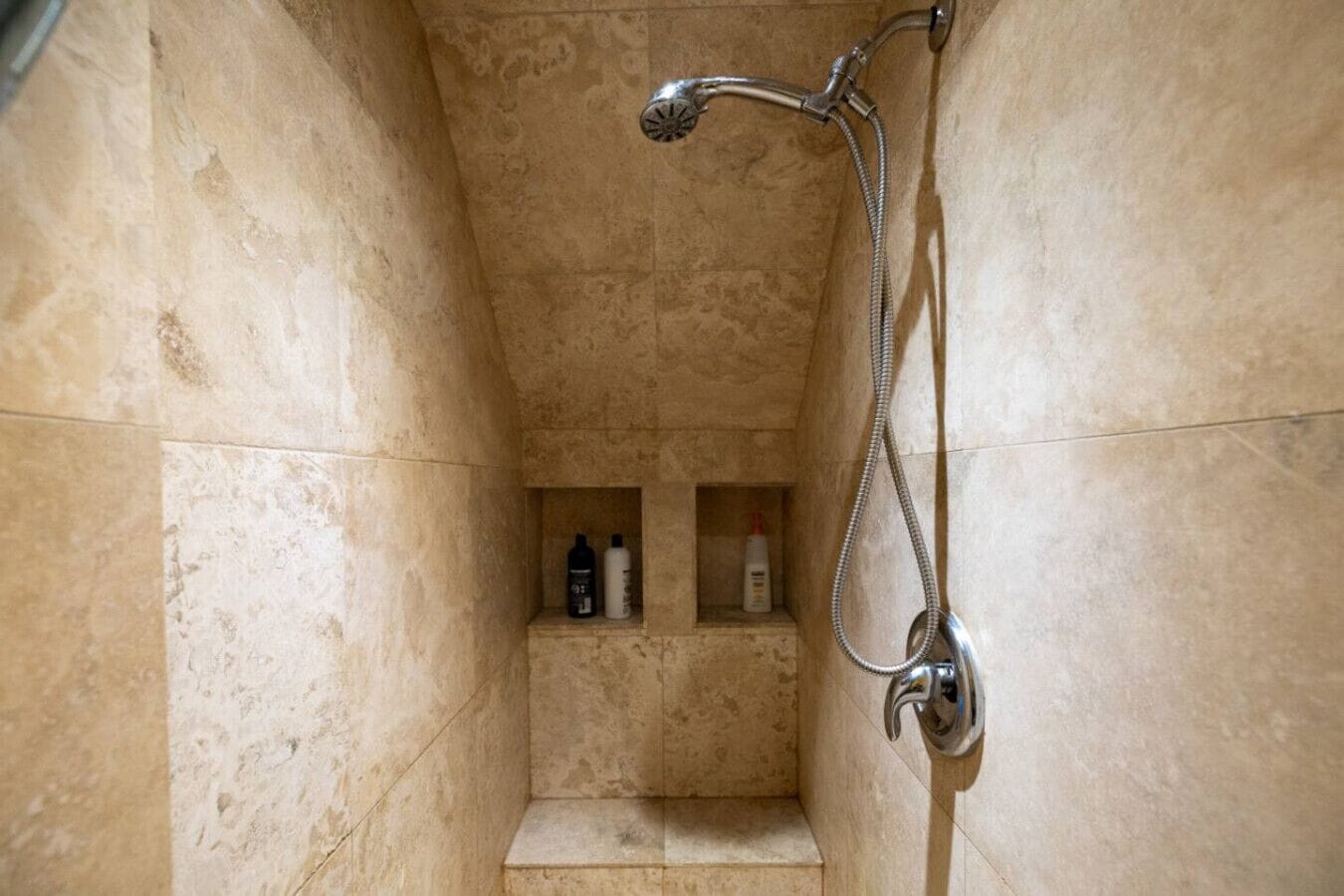Douche, sèche-cheveux