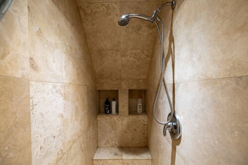 Magenta 1BR | Easy Entry | Pet-Friendly
