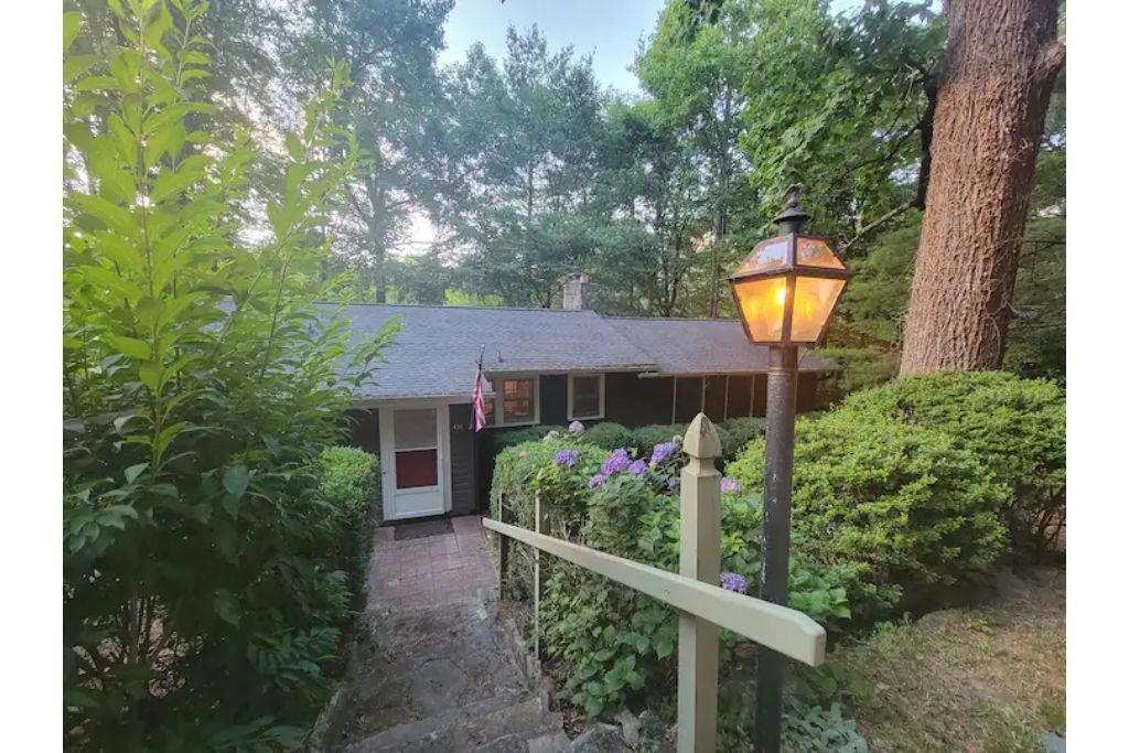 Wooded cabin nestled in a charming and quiet neighborhood. Hiking trails galore!