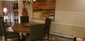 Dining - homey, updated, 2 mins to ski area, steps to free bus. hot tub, heated garage (Steamboat Springs)