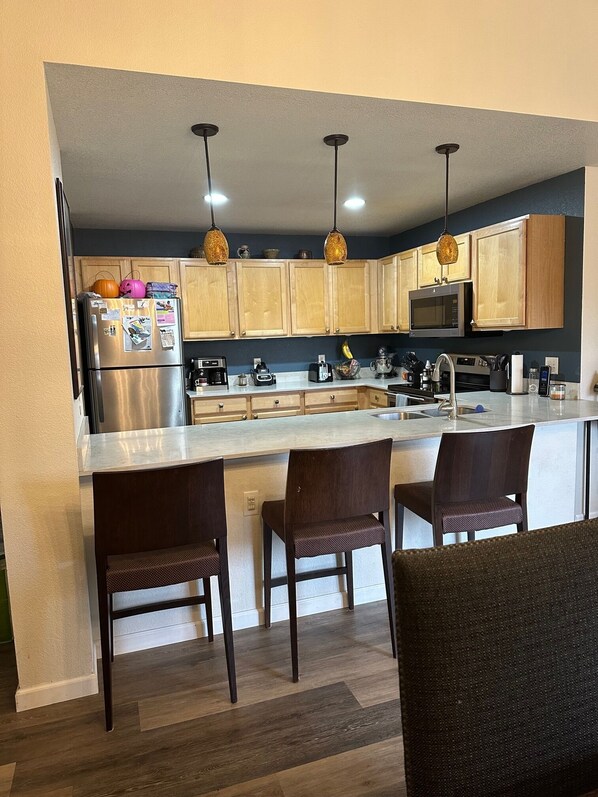 Fridge, microwave, oven, stovetop - homey, updated, 2 mins to ski area, steps to free bus. hot tub, heated garage (Steamboat Springs)