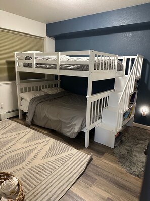 2 bedrooms, desk, iron/ironing board, WiFi - homey, updated, 2 mins to ski area, steps to free bus. hot tub, heated garage (Steamboat Springs)