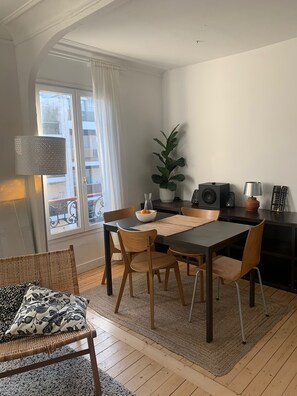 Dining - Beautiful apartment in a trendy neighborhood! (Paris)