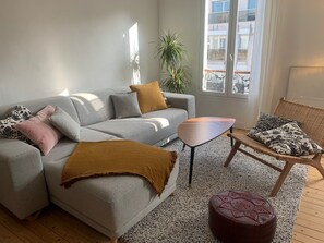 Living area - Beautiful apartment in a trendy neighborhood! (Paris)