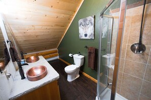 Een douche, een haardroger, handdoeken, zeep