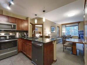 ثلاجة، ميكروويف، فرن، موقد طهي مسطح