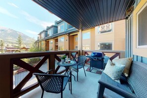 Outdoor dining - HORIZON HIDEAWAY - DOWNTOWN CONDO - ROOFTOP HOT TUBS (Canmore)