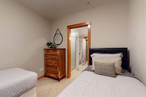 2 habitaciones, tabla de planchar con plancha y cuna de viaje