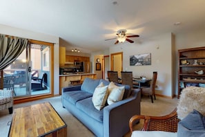 Televisión y chimenea