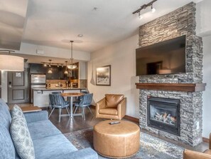 Smart TV, fireplace - BLUE SPRUCE PINES - MOUNTAIN VIEWS - OUTDOOR POOL, HOT TUB, SAUNA & GYM (Canmore)