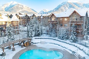 A heated pool - BLUE SPRUCE PINES - MOUNTAIN VIEWS - OUTDOOR POOL, HOT TUB, SAUNA & GYM (Canmore)