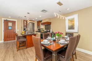 Dining - RAVENS RIDGE - NESTLED TWO BED - SPA, POOL & HOT TUB (Canmore)