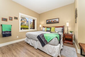 2 bedrooms, desk, iron/ironing board, travel crib - RAVENS RIDGE - NESTLED TWO BED - SPA, POOL & HOT TUB (Canmore)