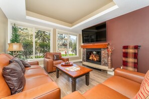 Smart TV, fireplace - RAVENS RIDGE - NESTLED TWO BED - SPA, POOL & HOT TUB (Canmore)