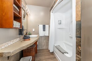 Hair dryer, towels - RAVENS RIDGE - NESTLED TWO BED - SPA, POOL & HOT TUB (Canmore)