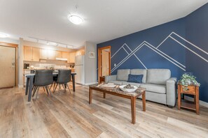 Smart TV, fireplace - 360 WINDTOWER LODGE. (Canmore)