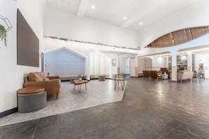 Lobby - 360 WINDTOWER LODGE. (Canmore)