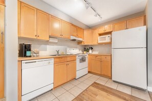 Fridge, microwave, oven, stovetop - 360 WINDTOWER LODGE. (Canmore)